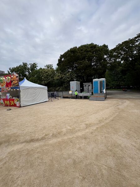ファイル:テレビ大阪-YATAIフェス-2026-仮設トイレ-大阪城公園-太陽の広場-01.jpg